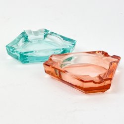 To sm� vintage glassk�le i rosa og bl� glas