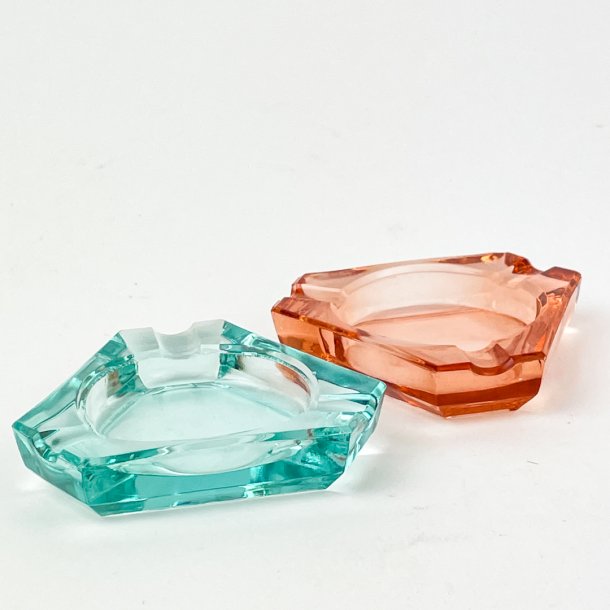 To sm� vintage glassk�le i rosa og bl� glas