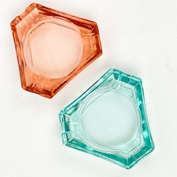 To sm� vintage glassk�le i rosa og bl� glas