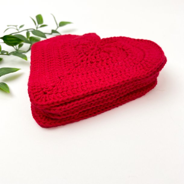 Acht gehkelte rote Herz-Untersetzer  