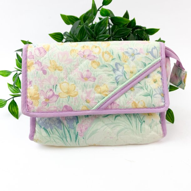Quiltet kosmetikpung med lyslilla blomster