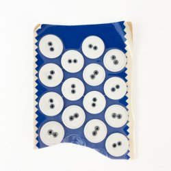 Femten hvide vintage lrredsknapper 