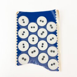 Femten hvide vintage lrredsknapper 