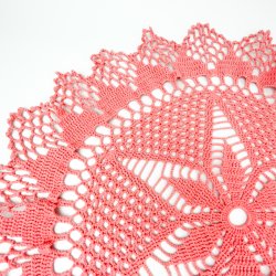 Gehkelte rosafarbene Vintage-Tischdecke