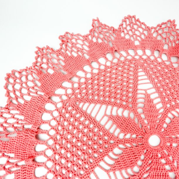 Gehkelte rosafarbene Vintage-Tischdecke