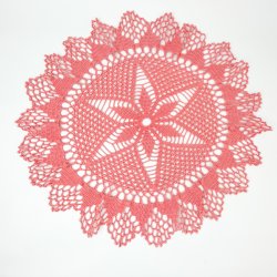 Gehkelte rosafarbene Vintage-Tischdecke