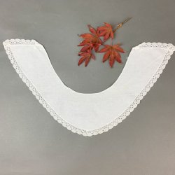 Hvid vintage krave med smal kniplingkant