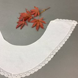 Hvid vintage krave med smal kniplingkant