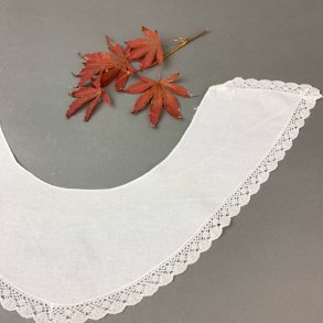 Hvid vintage krave med smal kniplingkant