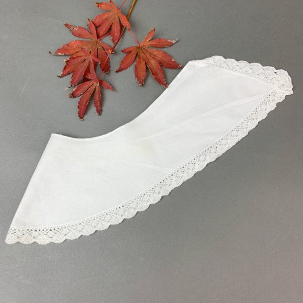 Hvid vintage krave med smal kniplingkant