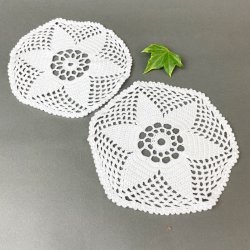 Zwei weie Vintage-Deckchen