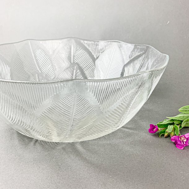 Glasschale mit Blattmotiv