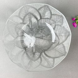 Glasschale mit Blattmotiv