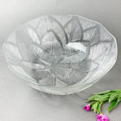 Glasschale mit Blattmotiv