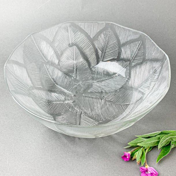 Glasschale mit Blattmotiv
