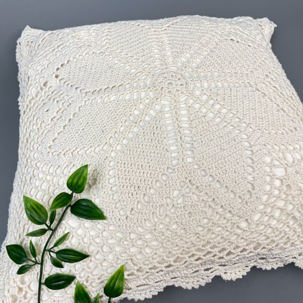 Hklet cremefarvet pyntepudebetrk