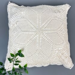 Hklet cremefarvet pyntepudebetrk