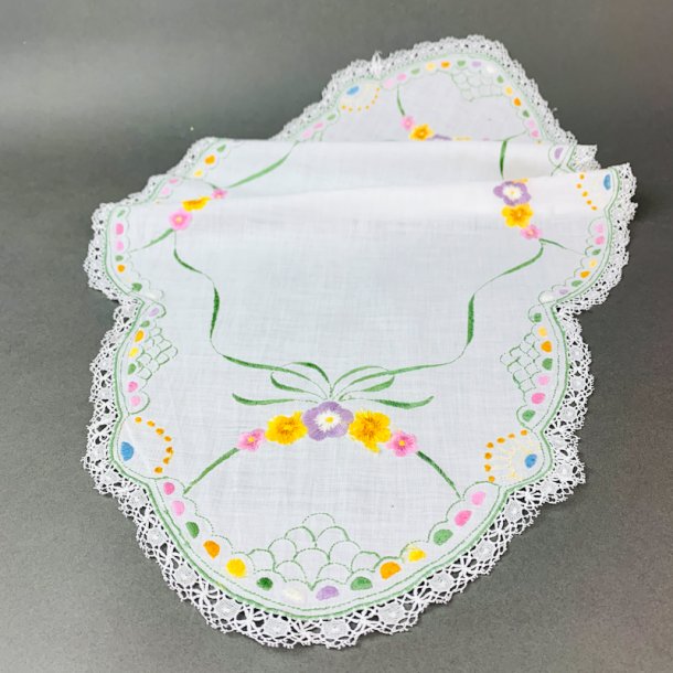 Vintage lysedug med smukt broderi
