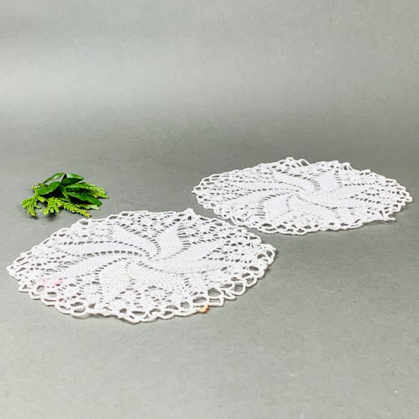 To hvide vintage flakoner