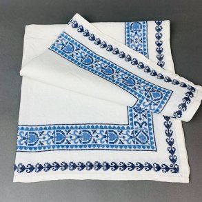 Vintage-Tischdecke mit blauer Stickerei.