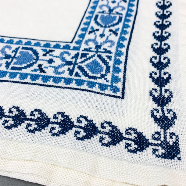 Vintage lysedug med bl� broderi