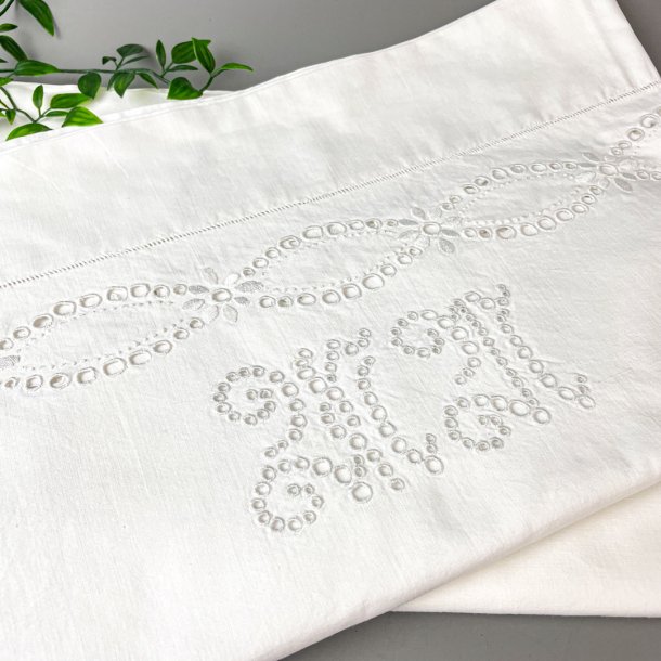 To vintage pyntelagener med engelsk broderi