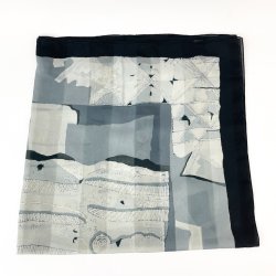 Schwarzes und graues Vintage-Seidentuch.