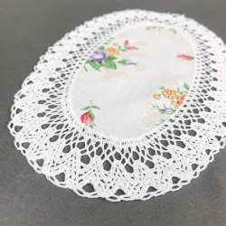 Blumentischdecke mit Spitzenbesatz