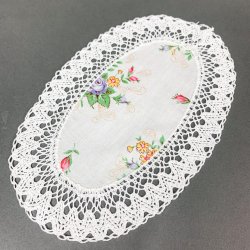 Blumentischdecke mit Spitzenbesatz