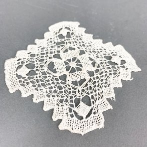 Vintage gehkeltes naturfarbenes Kerzentuch