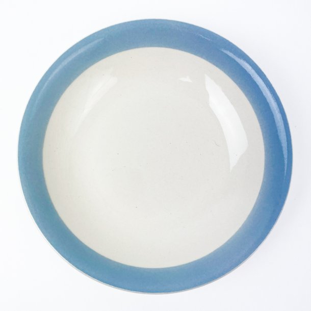 Tiefer Speiseteller mit blauem Band