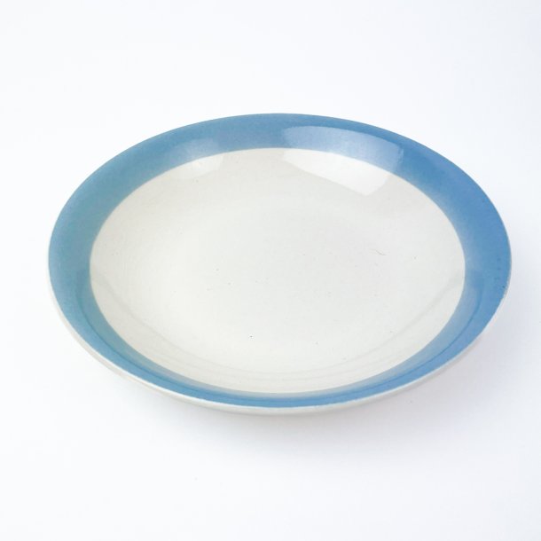 Tiefer Speiseteller mit blauem Band