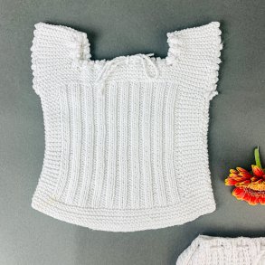 Strikket babyst - Trje og shorts - 4-6 md. 