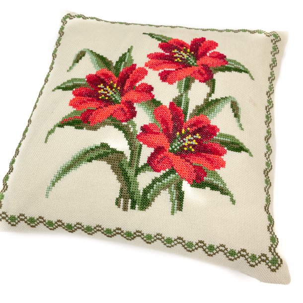Broderet vintage pyntepude med rde iris