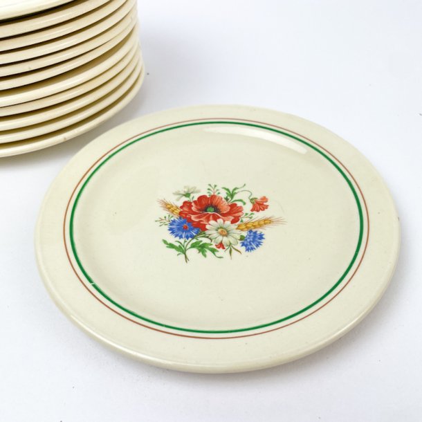 Desserttallerken med vilde sommerblomster