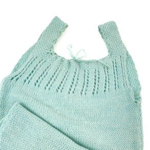 Pigeundertrje i bld lysebl uld fra ca.  str. 6-8 r