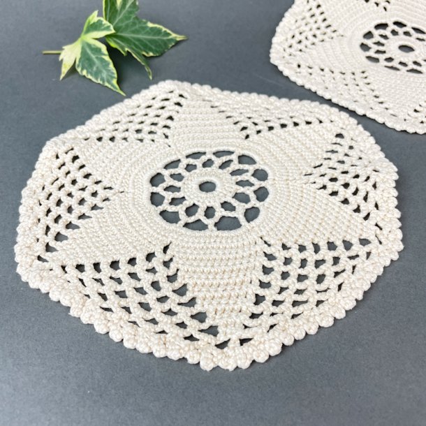 Zwei cremefarbene vintage Deckchen