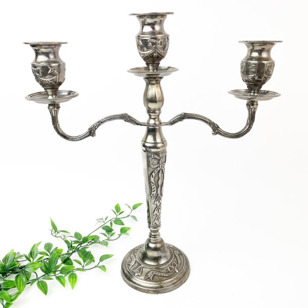 Dekorativer dreiflammiger Kerzenhalter