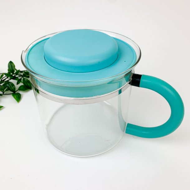 Teekanne aus Glas mit trkisfarbenem Deckel.