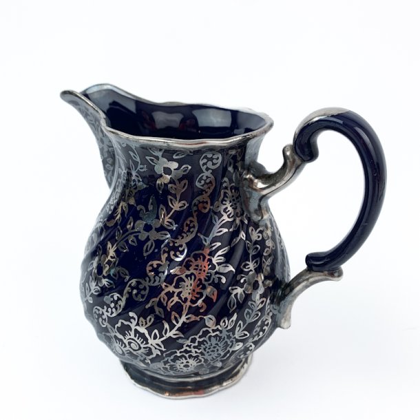 Mitternachtsblaue Vintage  Sahneknnchen mit Silber.