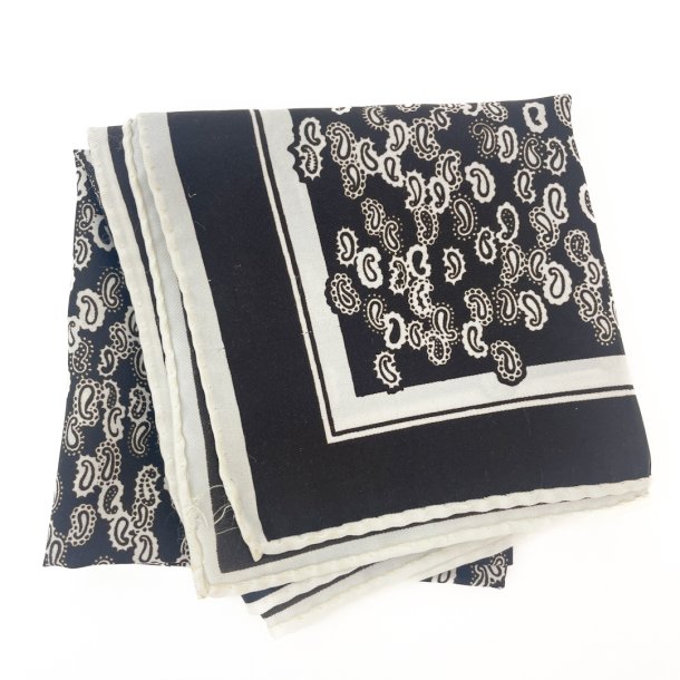 Brunt og hvidt vintage trklde med paisleyprint