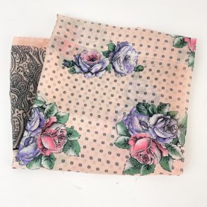 Rosafarbenes Vintage-Tuch mit Rosen  