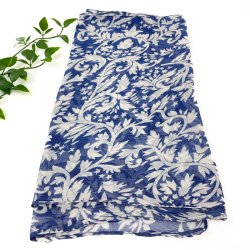 Langer, dunkelblauer Chiffon-Schal.  