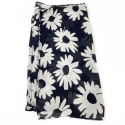 Langer, dunkelblauer Chiffon-Schal.   