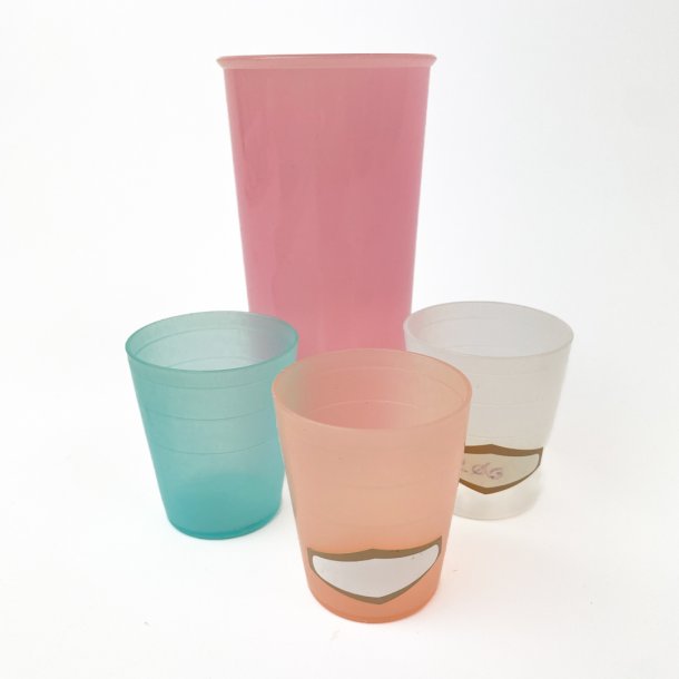 Fire retro Tupperware-kopper i pastelfarver