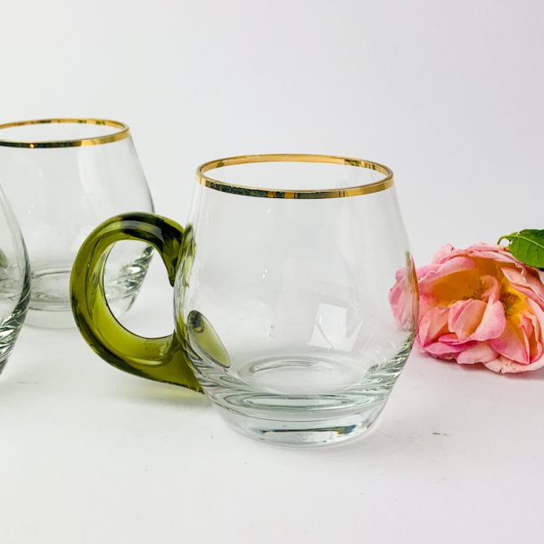 Glasbecher mit Henkel