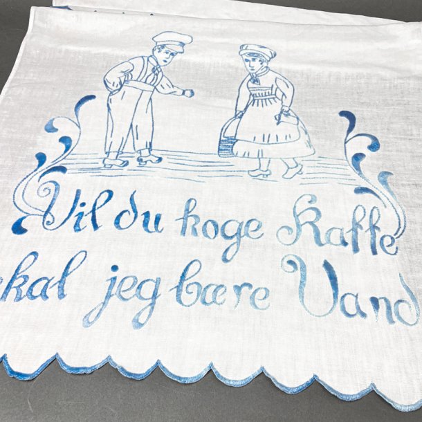 Stort antik viskestykke med bl broderi