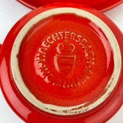 Rote Retro-Tasse mit Untertasse