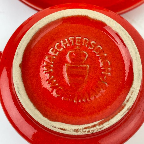 Rote Retro-Tasse mit Untertasse
