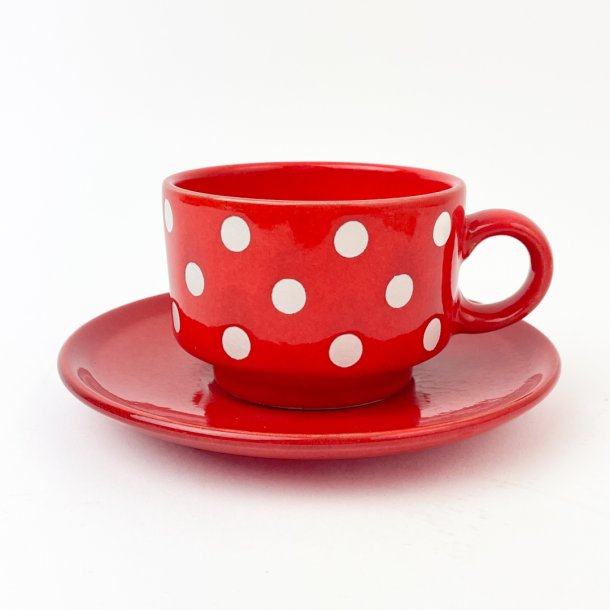 Rote Retro-Tasse mit Untertasse